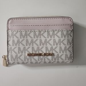 Michael Kors Wallet Signature logo